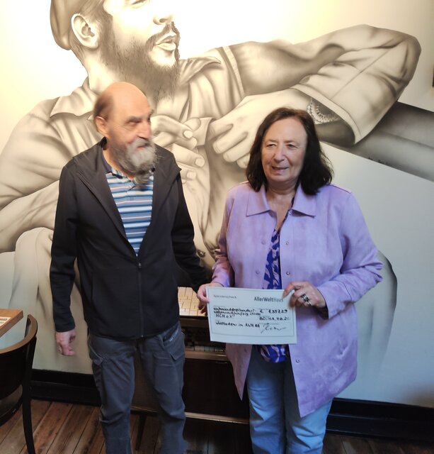 Barbara Habla, Mitglied der HCH e.V. und ehrenamtliche Ladenleitung, übergibt die Spende des Hagener
Weltladens an Walter Groß.
