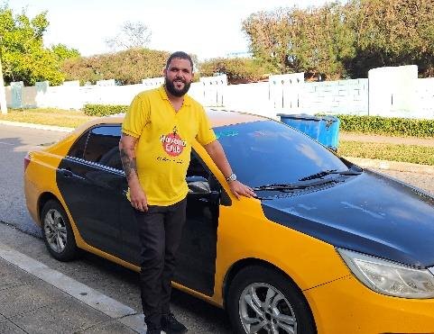 Unser Fahrer Andi vor seinem Taxi