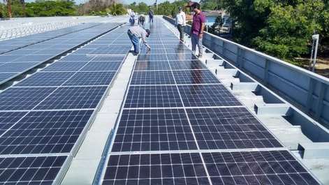 Bild zeigt Arbeit auf einem Dach an einer Solaranlage auf Kuba