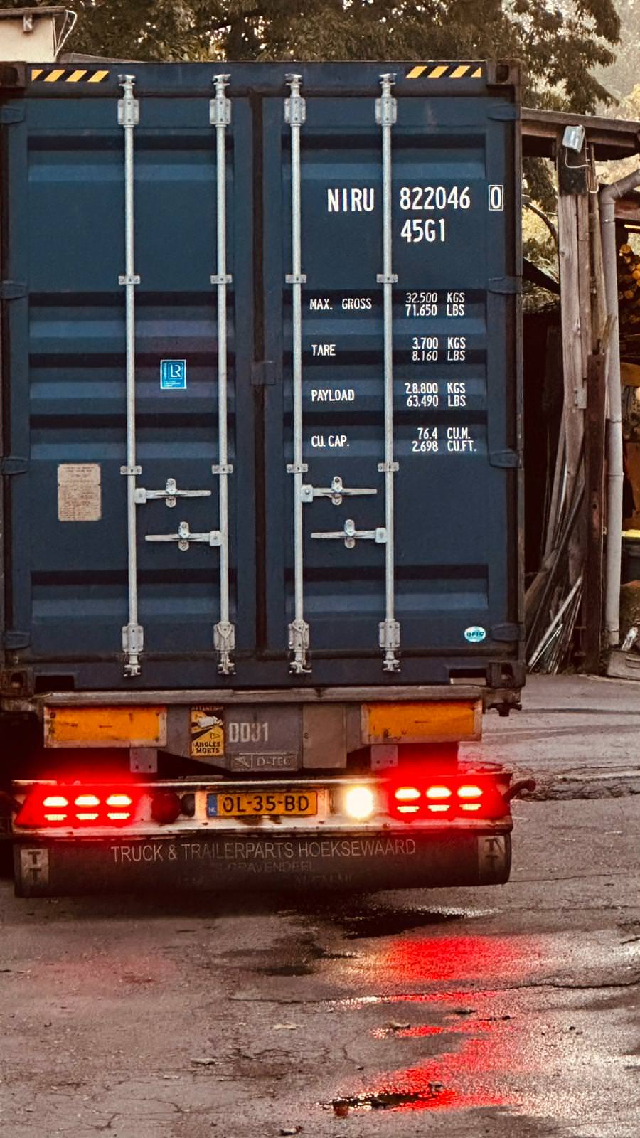 Der gepackte LKW verlässt die HCH und ist auf dem Weg zum Hafen